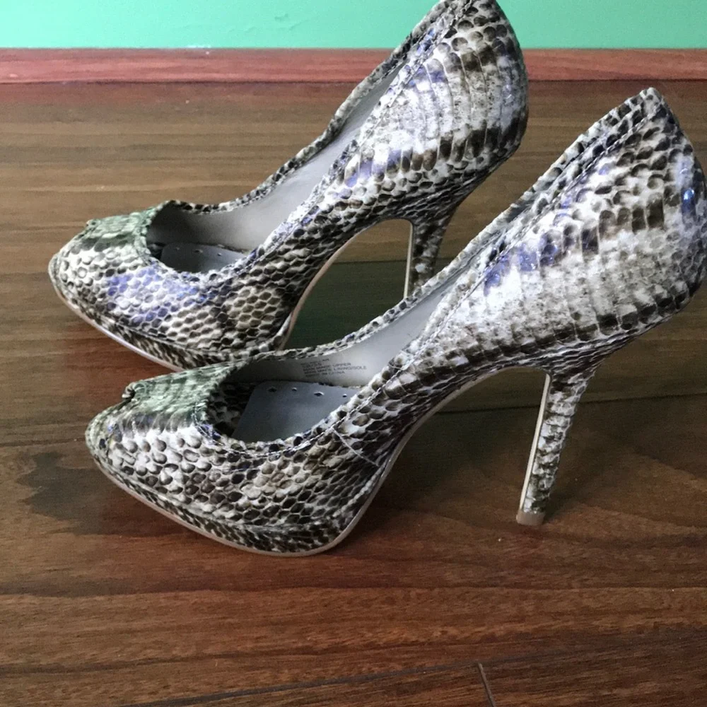 👠👠BCBGirls Peep Toe Platform Shoes👠👠